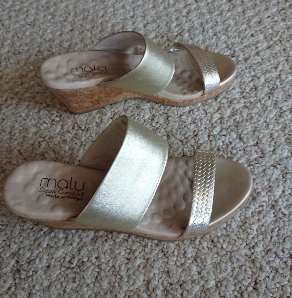 Malu gold tone Renay 2 bands Comfort Wedge Slides size 7